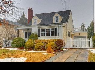 62 Doncaster Rd, Malverne, NY 11565