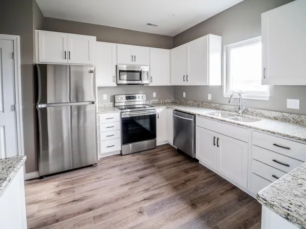 27 Town Square Blvd, Columbiana, OH 44408