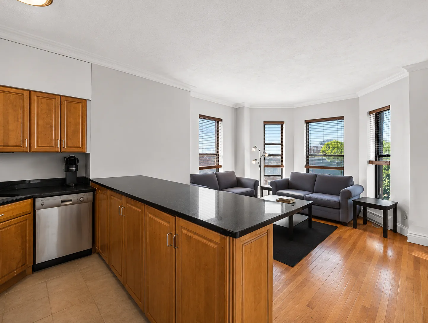 2 bed, 752 sqft, $3,900 — Photo 1