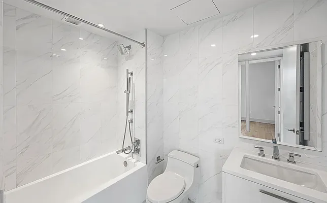 Rented by Manhattan Realty Group | media 32