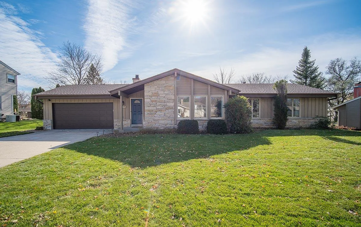 16015 W Cynthia Dr photo 1