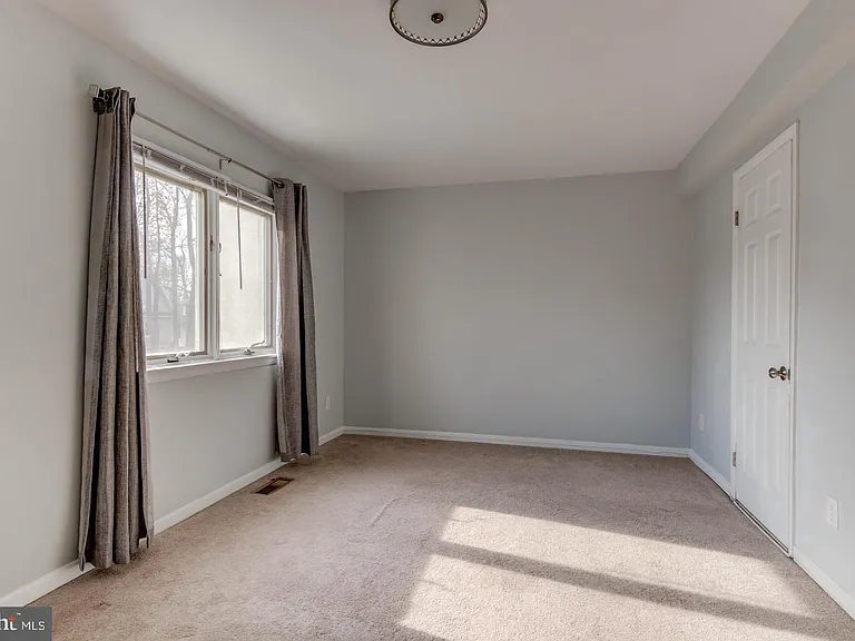 107 Montrose Ave — Photo 15