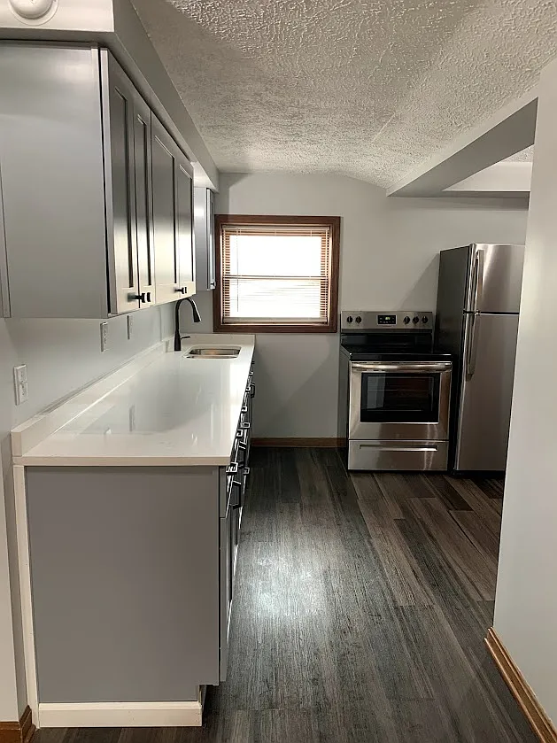 3 bed, 1.0 bath, 700 sqft, $1,400 — Photo 1