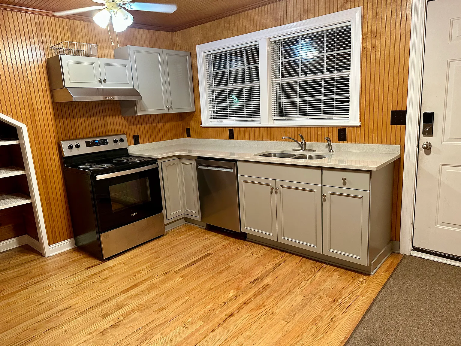 2 bed, 900 sqft, $1,300 — Photo 3