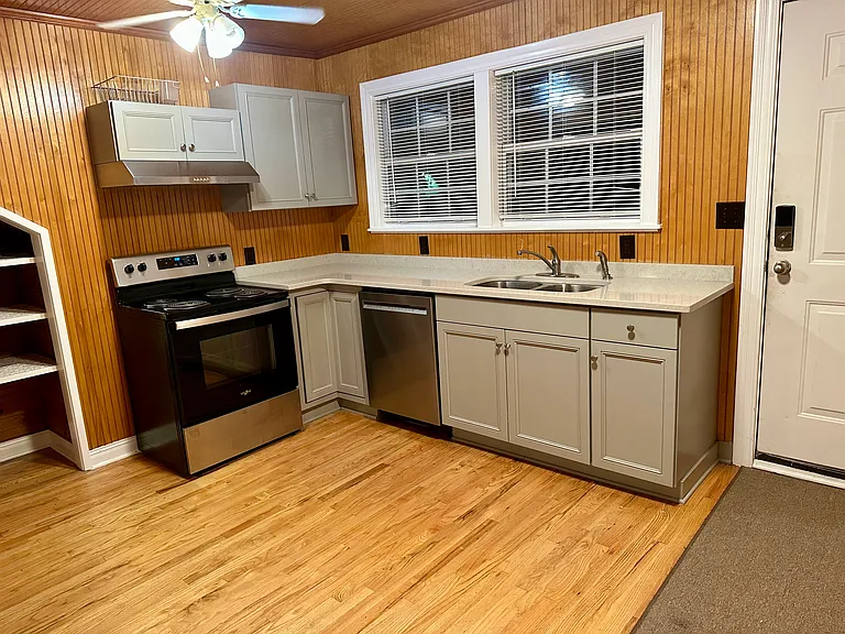 326 E Bell St — Photo 3