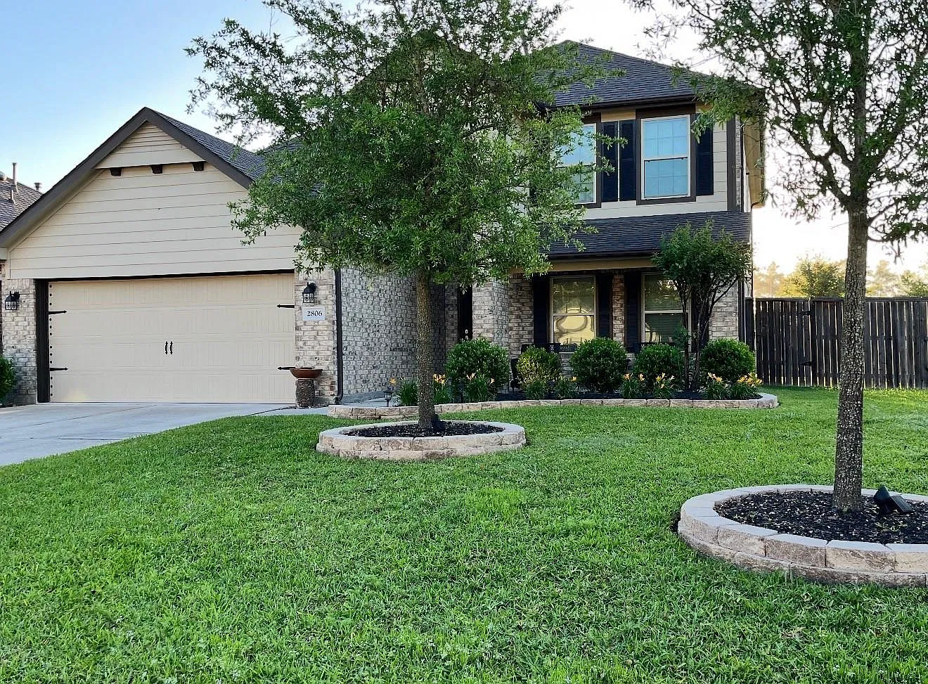 3 bed, 2.5 bath, 2162 sqft, $2,300 — Photo 2