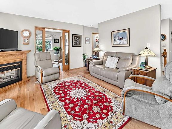 5th image of 2821 N Botterill Cres #37-RED