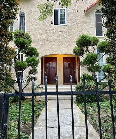 735 N Hayworth Ave — Photo 8