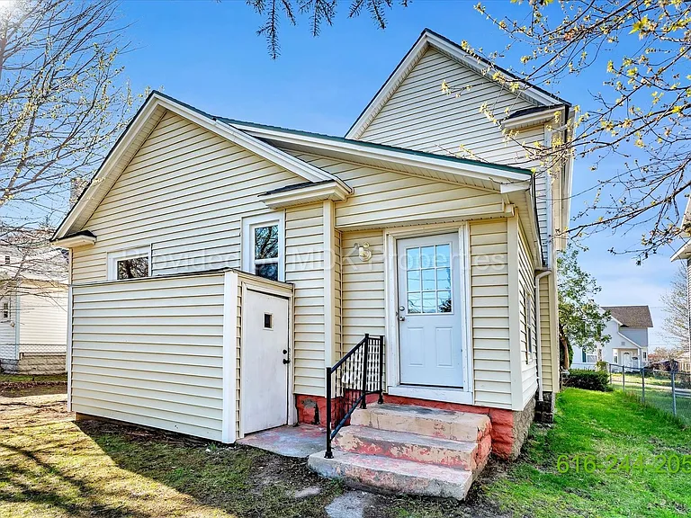425 Woodlawn St SE — Photo 35