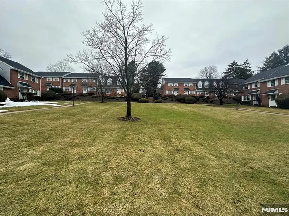 140 Parkview Dr, Teaneck, NJ 07666