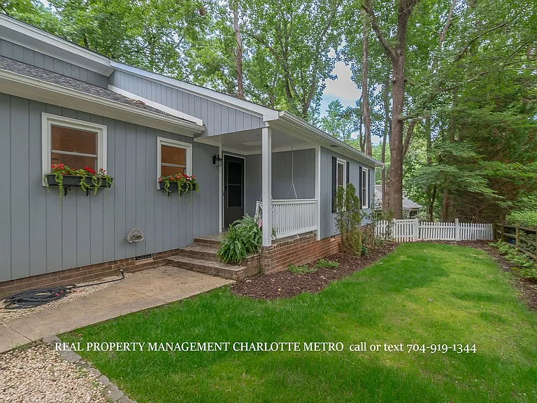 1059 Woodlake Ln — Photo 8