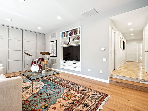 5th image of 2661 N Greenview Ave