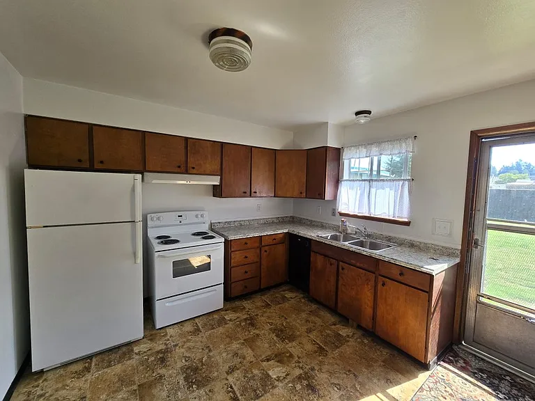 3218 S 43rd St — Photo 3