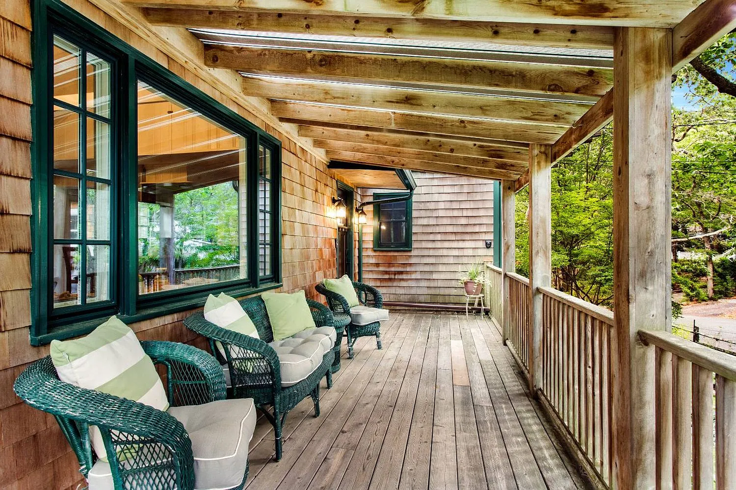Beautifully Updated & Furnished Sag Harbor Beach Cottage — Photo 3