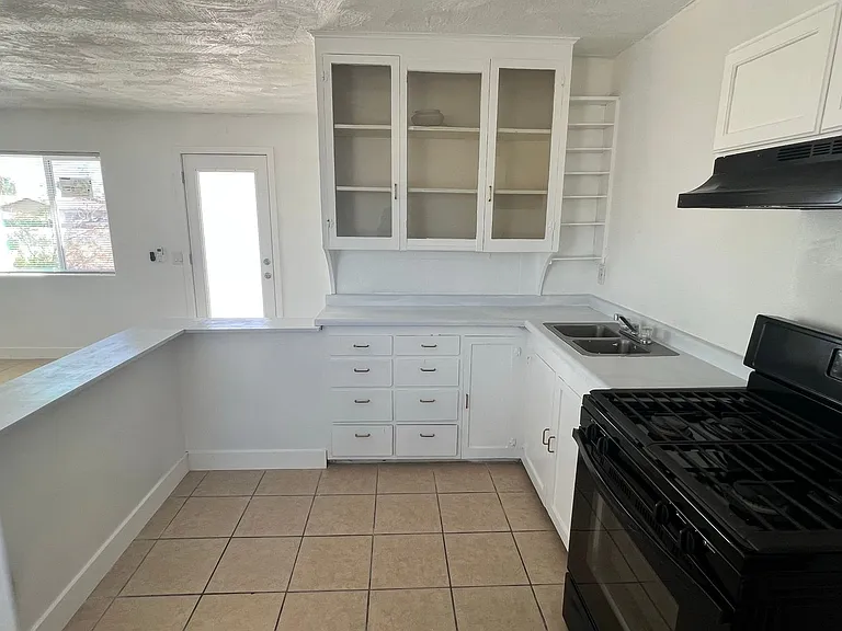6104 Chia Ave — Photo 8