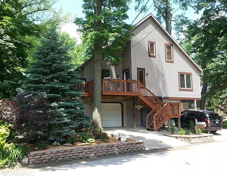 1st image of 2055 Riverbank St NE