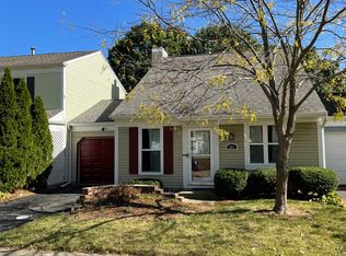 341 Golf Ln, Algonquin, IL 60102