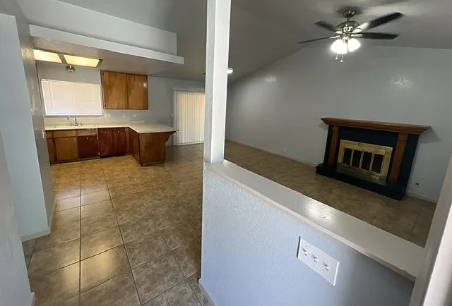 3 bed, 1301 sqft, $2,000 — Photo 2