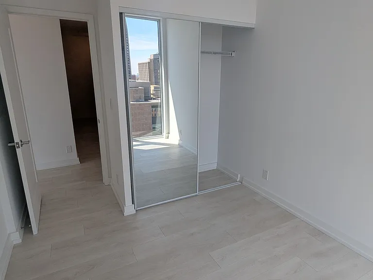 75 James St S #1014 — Photo 10
