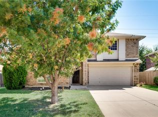 925 Mockingbird Dr, Saginaw, TX 76131