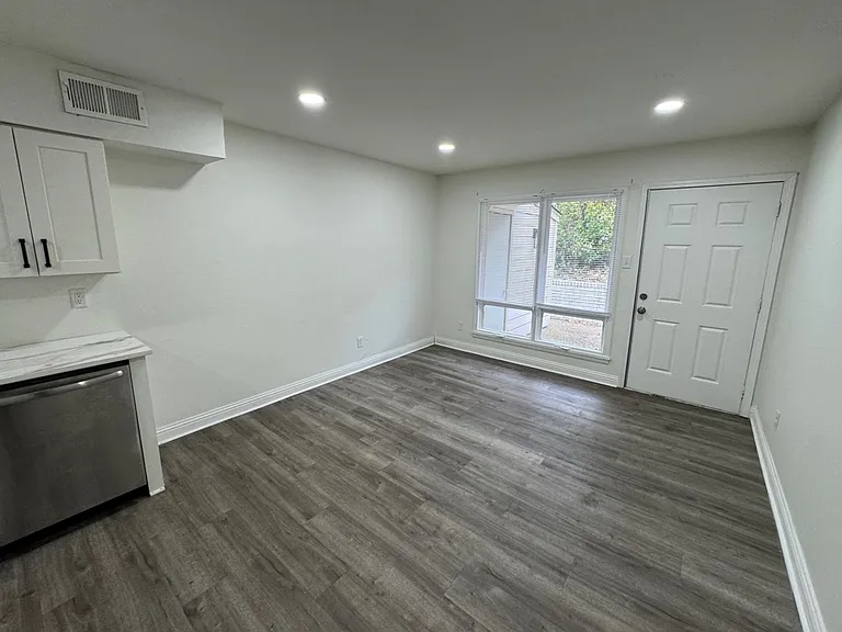 2301 Scott St — Photo 6