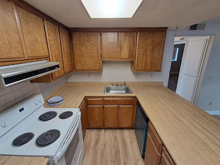 502 Hyacinth Ct #B — Photo 12