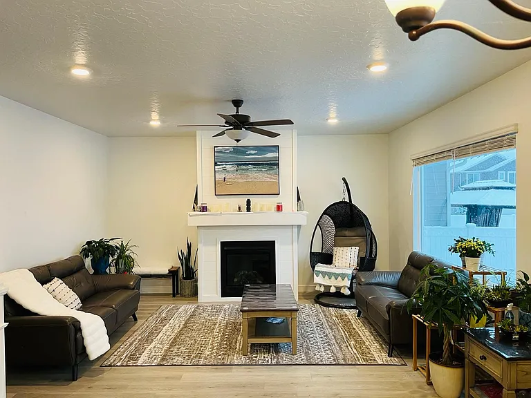 483 N Commodore Ln — Photo 6