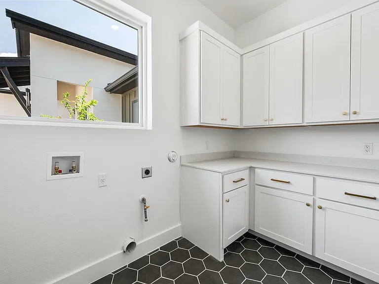 125 Stockman Dr — Photo 31