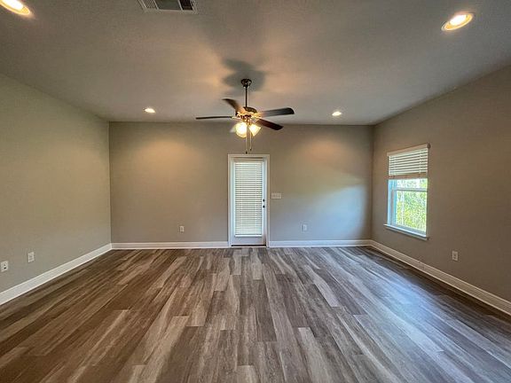 2nd image of 165 Crossing Ln #1-H
