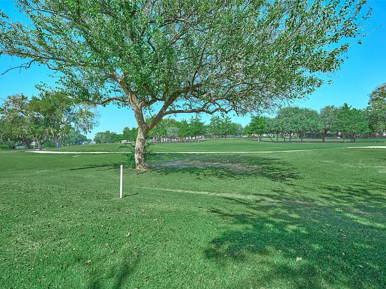 121 April Waters Dr N — Photo 40