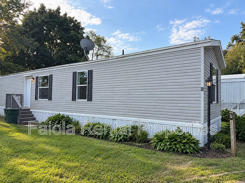 3 bed, 1.0 bath, $1,300 — Photo 1