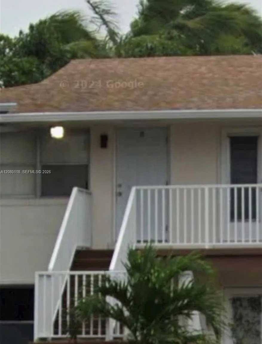 Pell Manor Condo — Photo 1