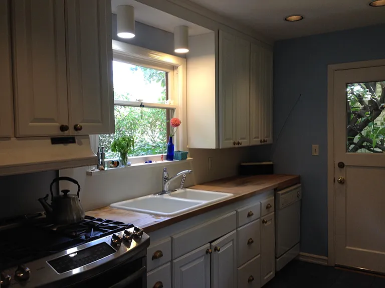 31st Ave NE — Photo 8