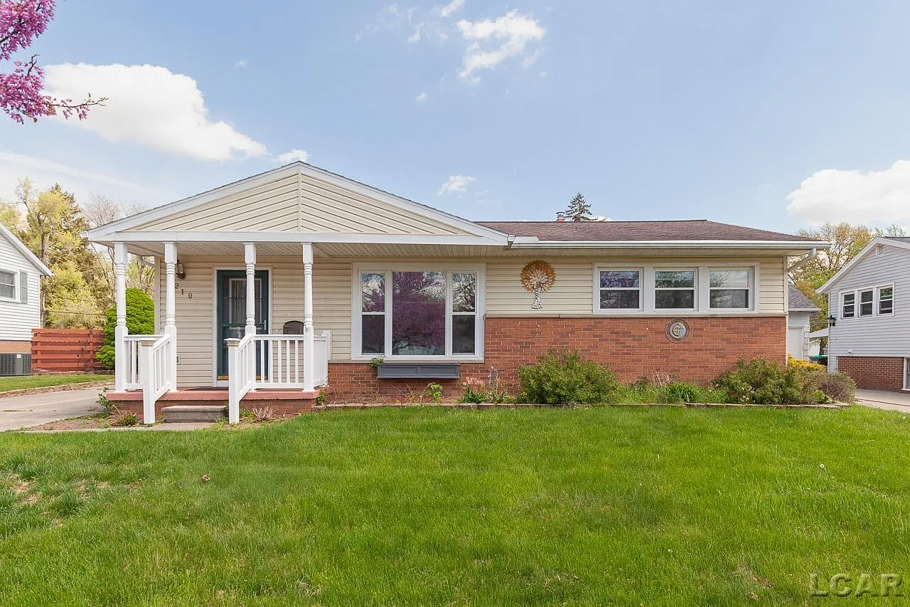 210 Canterbury St photo 1