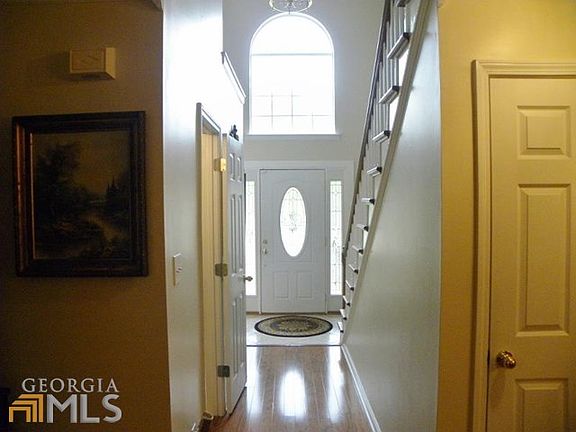 DRAMATIC FOYER