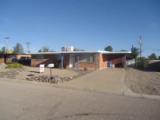 Spacious 3 Bedroom — Photo 2