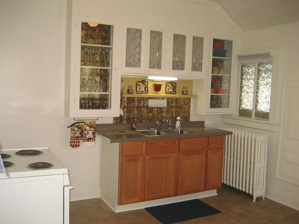 2nd image of 321 1/2 Main St #Triplex