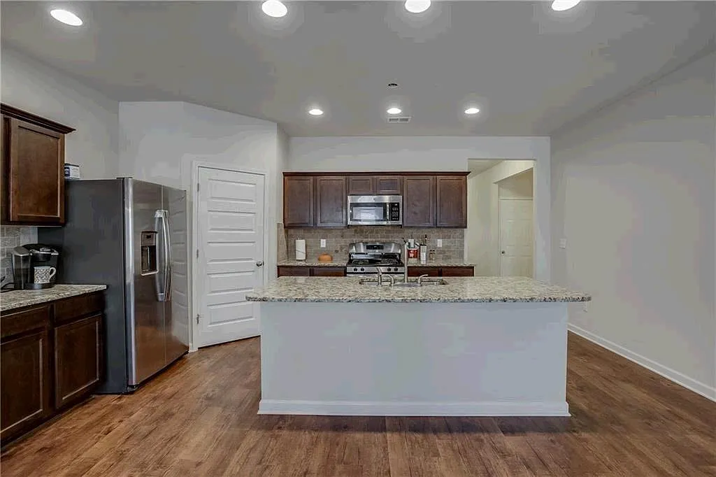 4 bed, 2.0 bath, 1819 sqft, $2,300 — Photo 4
