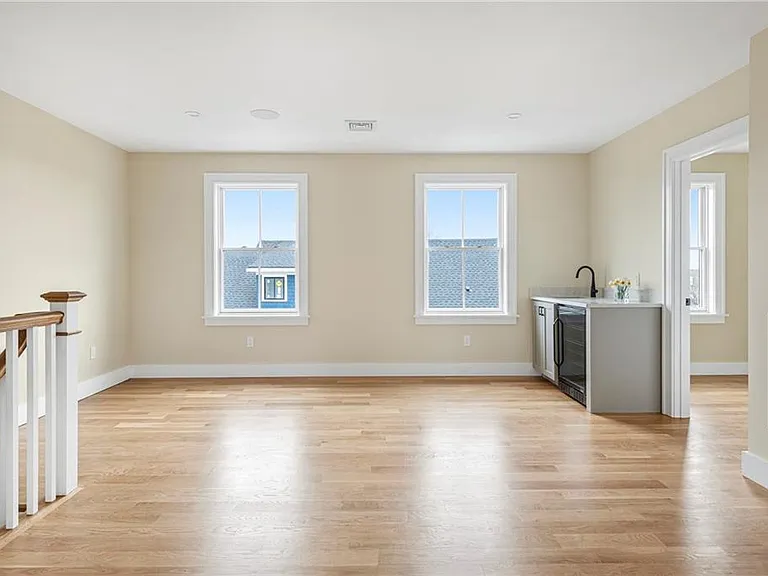 118 Newport Ave — Photo 41