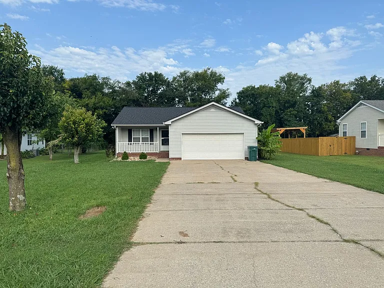 720 Fields Ln — Photo 2