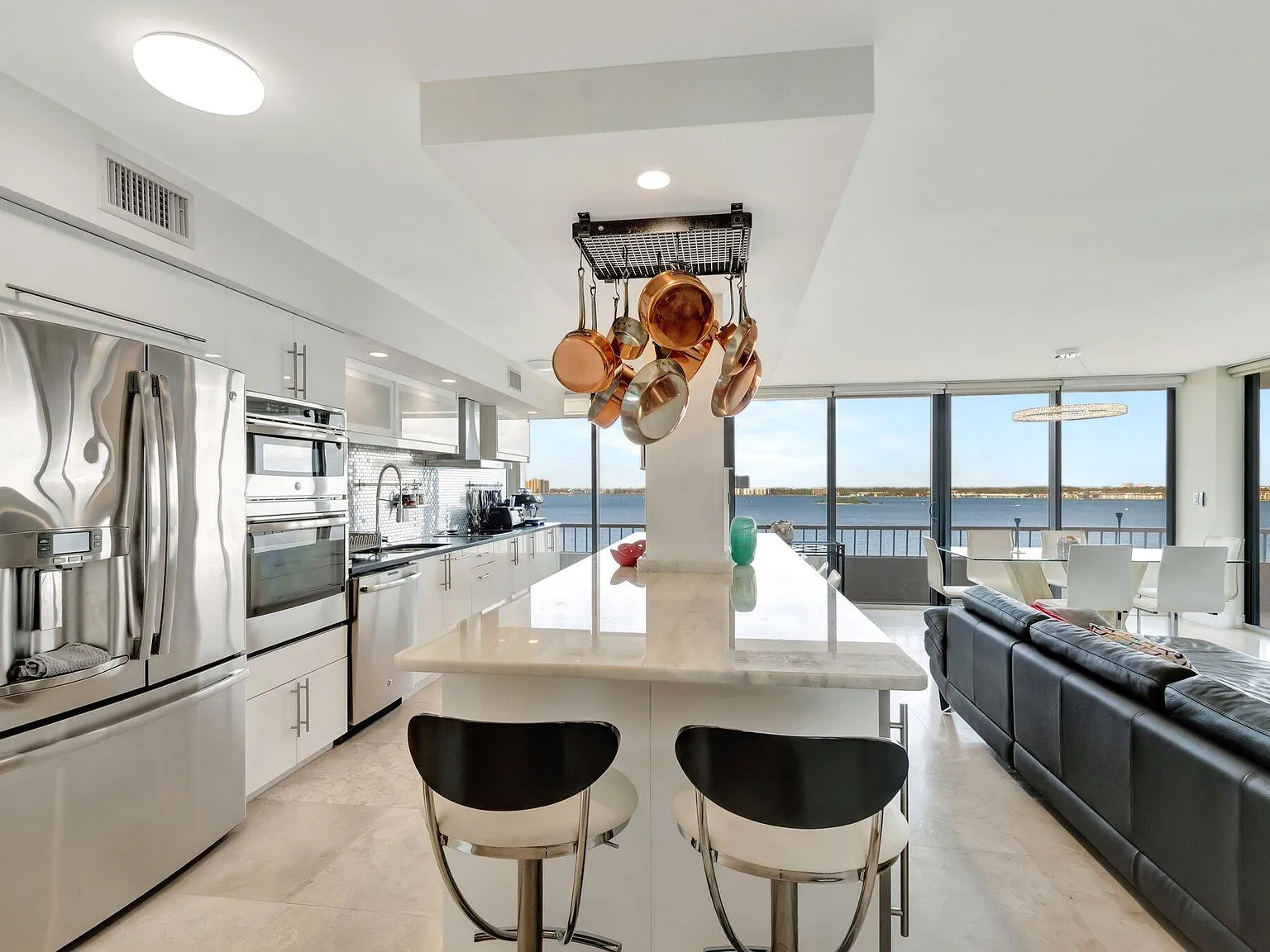 2 bed, 2.0 bath, 1435 sqft, $9,000 — Photo 2