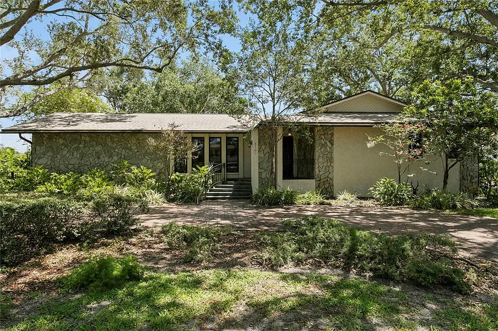 3 bed, 2.0 bath, 2550 sqft, $6,000 — Photo 1