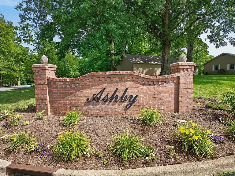 Ashby — Photo 6