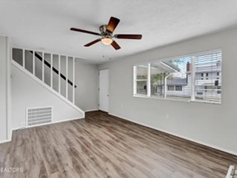 219 W Fairview Rd — Photo 3