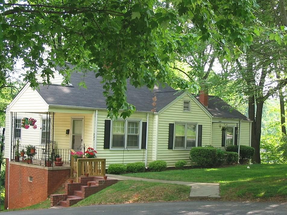 Two Bedroom & One Bedroom Duplex with Covered Porches