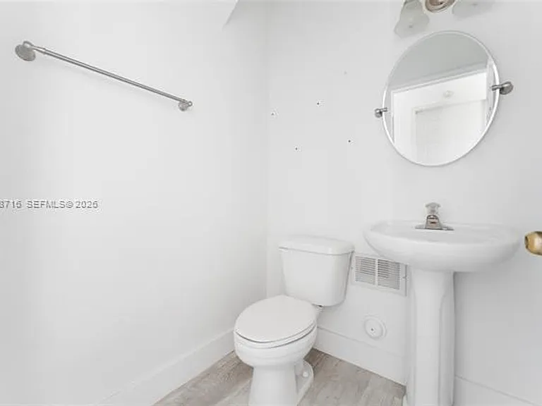 379 NE 31st Ave — Photo 6