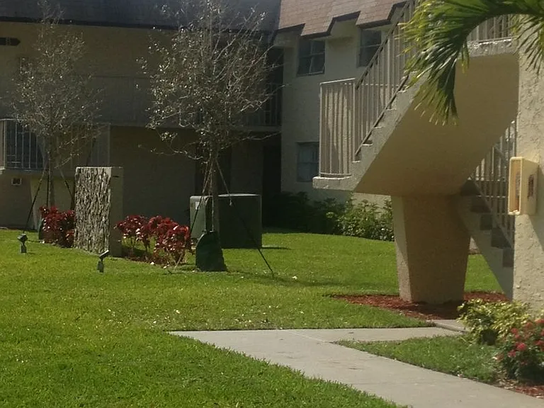 Lakeview Apartments - 5911 SW 41 St — Photo 35