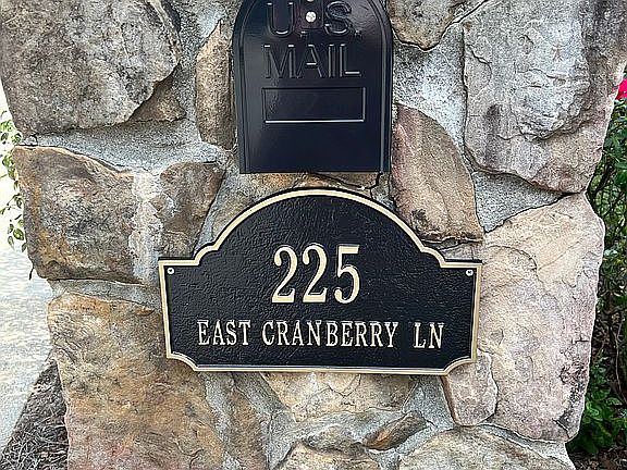 3rd image of 225 E Cranberry Ln