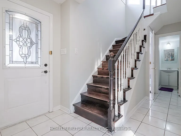 47 Carisbrooke Sq #MAIN 2ND FLR — Photo 4