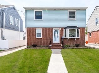 387 White Rd, Mineola, NY 11501